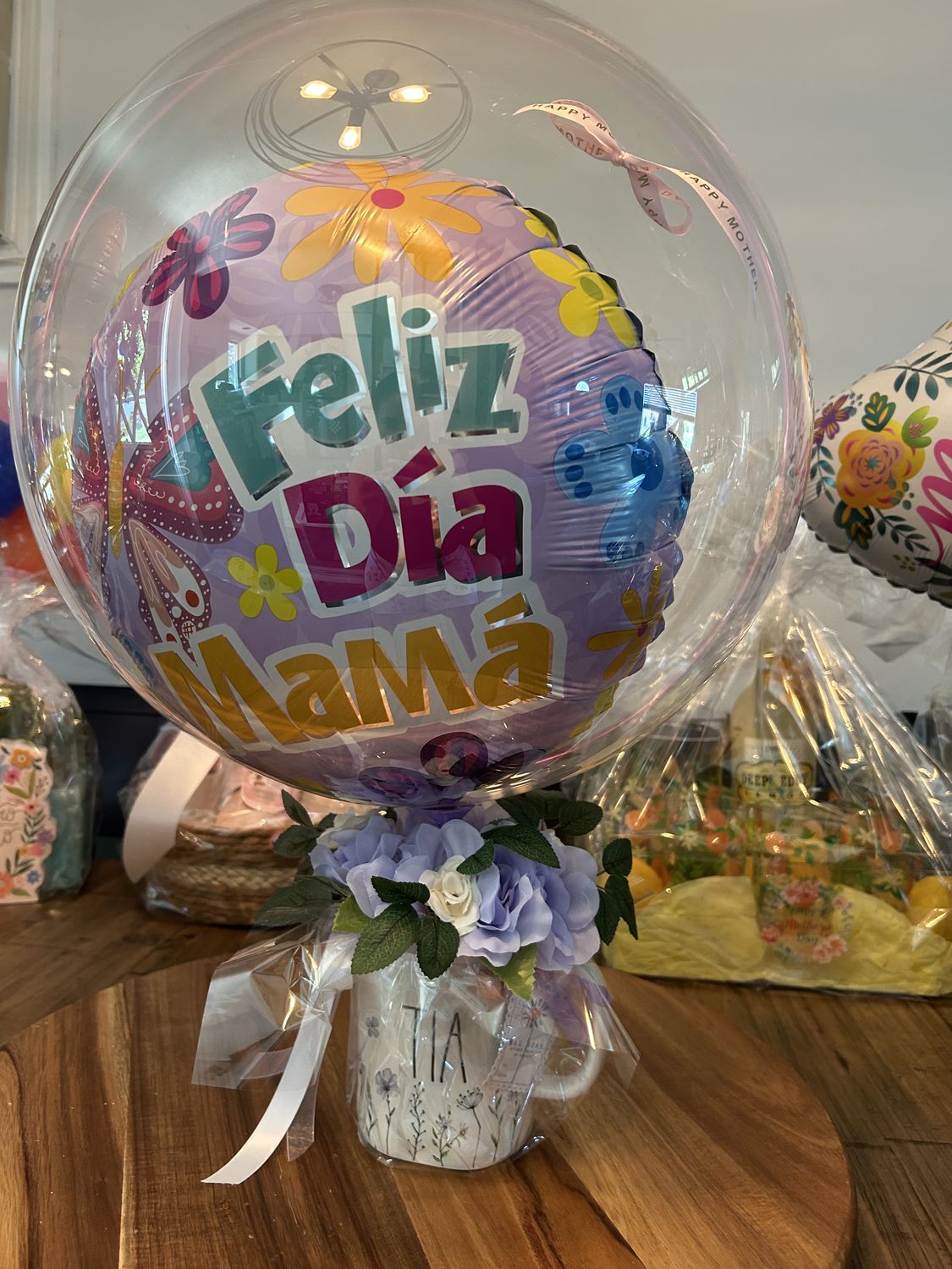 Bubble balloon gift arrangement with Feliz Dia Mama balloon